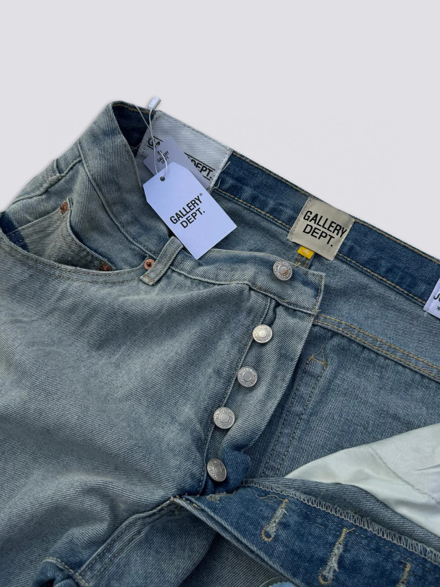 -Size upper body P240#G66 GALLERY DEPT. Denim spliced ​​with all-over printed leather ripped bell-bottoms, washed and distressed jeans. GALLERY is attracted by these bell-bottoms. Whether it is a reset of Carhartt or Levis, they all create a strong brand style. Since these pants are modified from rare vintage, the production capacity is limited. Therefore, after many icons wore them, these pants were once hard to find. Later, perhaps due to the improvement of GD's business in the past two years and the expansion of production lines, the brand itself lowered the price, so I can't wait any longer for these pants this year and will definitely buy them. During the process of the denim washing plant, the owner of the washing plant helped introduce a boss who had worked for Levi's foundry and started his own business. This also paved the way for the following styles. Therefore, Levi's remodeled single product for the base plate is really familiar. Whether it is the fabrics supplied or the lathes used in production, there is nothing to choose from. -Color: blue -Size: S-XXL (corresponding to 28-36)